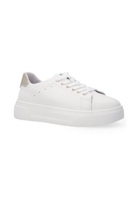 Weißer Sneaker aus synthetischem Material mit einer strukturierten Gummisohle, ausgestattet mit goldfarbenen Akzenten an der Ferse und Metallösen für die Schnürsenkel.