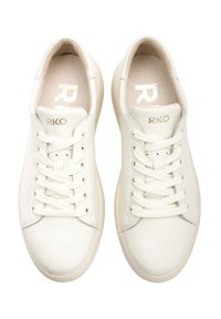 Białe skórzane sneakersy z okrągłymi noskami, płaskimi sznurowadłami i teksturowanym wykończeniem. Na boku znajduje się złote logo "RKO". Gładkie gumowe podeszwy.
