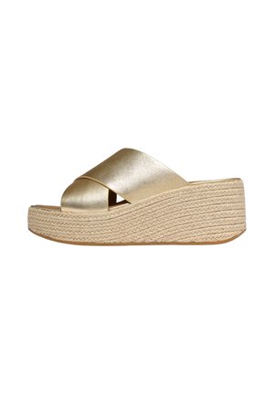 Sandaal met sleehak en metalen gouden gekruiste bandjes en gevlochten jute zool, instapmodel, zijaanzicht op witte achtergrond.