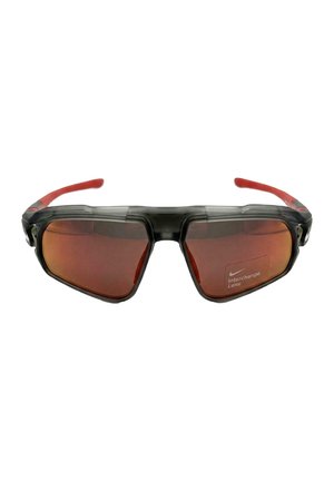 Occhiali da sole sportivi con montatura nera, lenti intercambiabili colorate di rosso e terminali delle aste rossi.