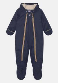 Tuta da neve isolata blu navy con cappuccio, dotata di fodera morbida, due zip frontali e accenti a righe gialle, bianche e blu. Materiale impermeabile.