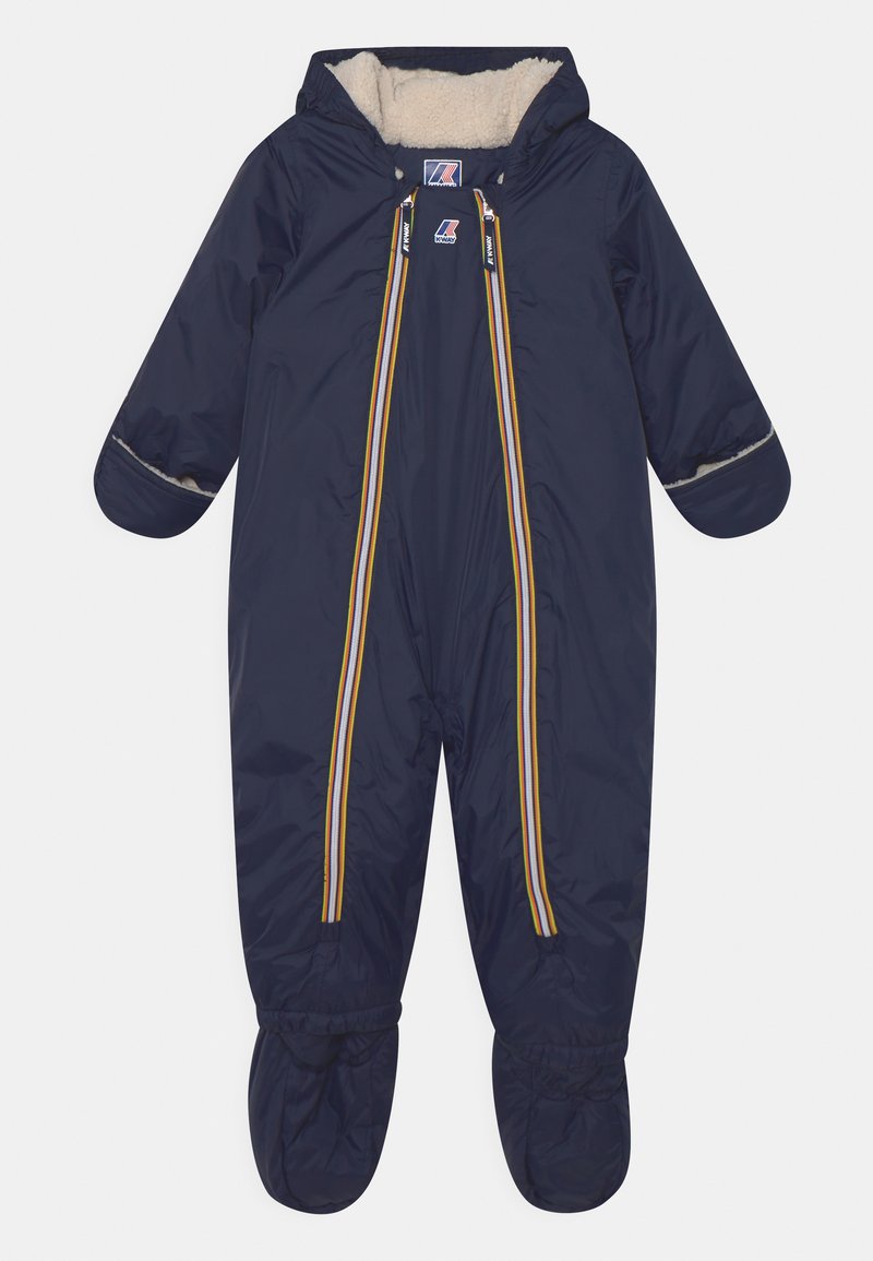 Tuta da neve isolata blu navy con cappuccio, dotata di fodera morbida, due zip frontali e accenti a righe gialle, bianche e blu. Materiale impermeabile.