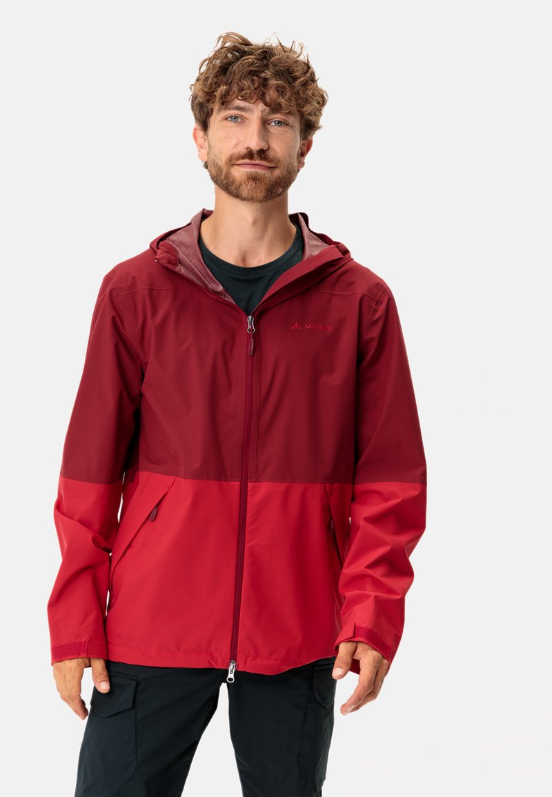 Veste imperméable rouge avec capuche, fermeture éclair et deux poches latérales. Présente une section supérieure plus foncée et un design léger.