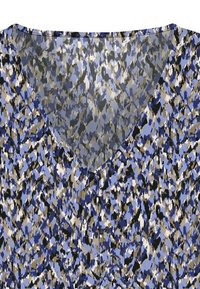 Blouse multicolore avec un décolleté en V et un motif texturé dans des tons de bleu, noir et neutre, fabriquée en tissu léger.