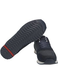 Chaussures de sport en nubuck et en maille de couleur bleu marine foncé, avec des accents gris contrastants, une semelle en caoutchouc texturée et une semelle intermédiaire blanche.