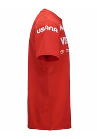 Maglietta rossa a maniche corte in cotone, con loghi bianchi: "USANA," "VISION," e "Toyota" sul davanti e sulla manica.