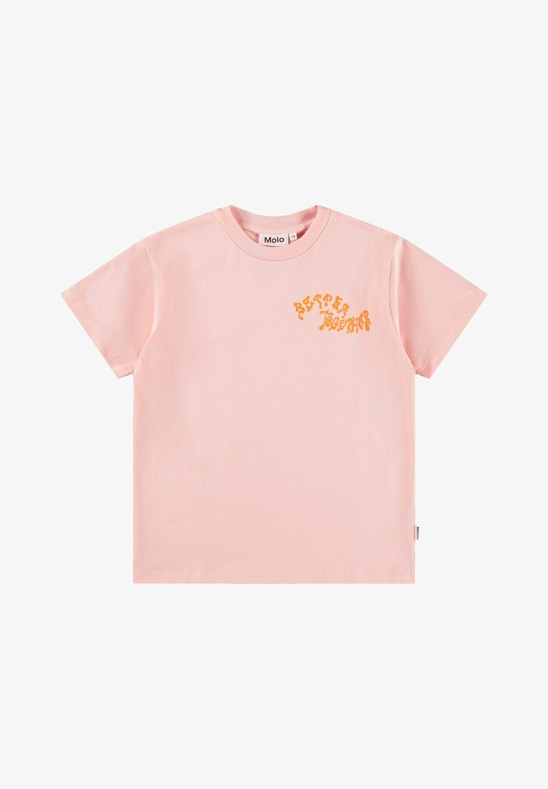 T-shirt rose clair à manches courtes avec texte ondulé orange « Better Together » sur le côté gauche de la poitrine et une petite étiquette latérale.
