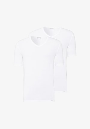 Zwei schlichte weiße V-Ausschnitt Kurzarm-T-Shirts übereinandergelegt, auf weißem Hintergrund angezeigt.