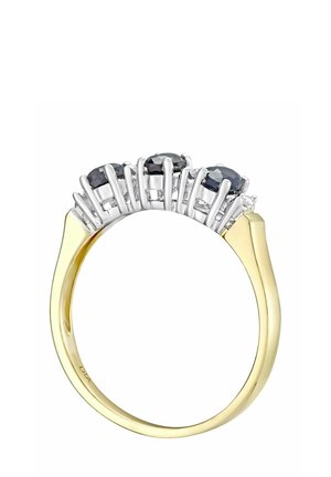 Kuld- ja hõbesõrmus, millel on kolm ovaalset tumedat kivi, ümbritsetud väikeste selgete kividega, tekstureeritud bänd ja poleeritud pind.