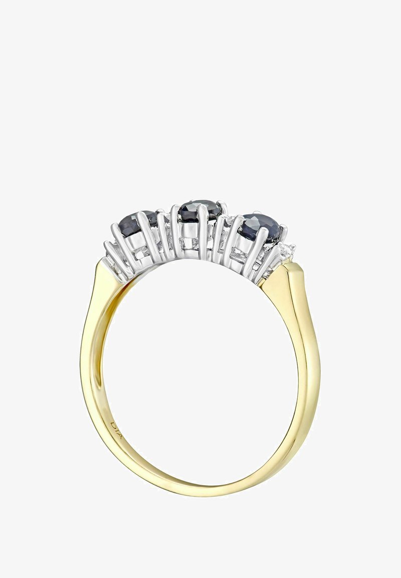 Zlatý a strieborný prsteň so tromi oválnymi tmavými kameňmi obklopenými menšími priehľadnými kameňmi, s textúrovanou obručou a lesklým povrchom.