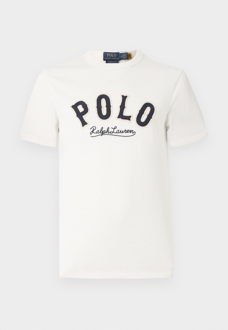 T-shirt en coton blanc avec les lettres "POLO" brodées en bleu marine et l'inscription "Ralph Lauren" sous le logo ; col rond classique et manches courtes.