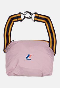 Rosa nylon crossover-veske med en svart, rød og gul stripet stropp, med K-Way-logo på forsiden. Myk tekstur, rektangulær form.