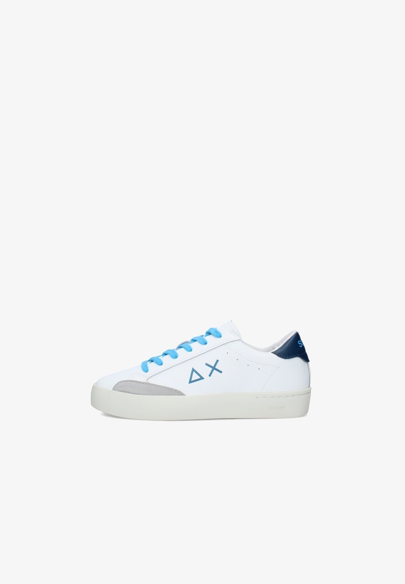 Sneaker bianca bassa con stringhe blu, loghi geometrici blu sul lato, dettaglio grigio sulla punta e linguetta del tallone blu scuro su sfondo bianco.