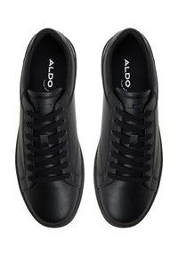 Czarne skórzane sneakersy o gładkiej fakturze. Cecha wyróżniająca to okrągły czubek, sznurowany design oraz logo wydrukowane na wkładce.