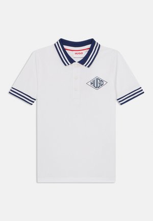 Witte polo met navy gestreepte kraag en mouwmanchetten. Heeft een diamanten logo op de borst. Gemaakt van katoen.