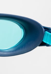Marine zwembril met aqua-getinte lenzen, gebogen ontwerp en getextureerde randen; verstelbare band met een teal accent.