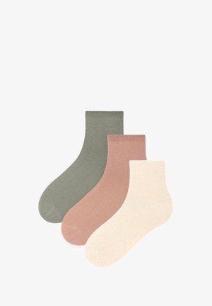 Trzy pary skarpetek do kostek w kolorach oliwkowym, pudrowym różu i kremowym, wykonanych z mieszanki bawełny o gładkiej fakturze i ściągaczach.