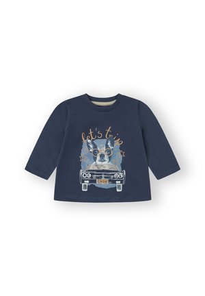 Camisa de manga larga azul marino con un gráfico de un perro con gafas en un coche, con el texto "hagamos un viaje" y acentos de estrellas. Material de algodón suave.