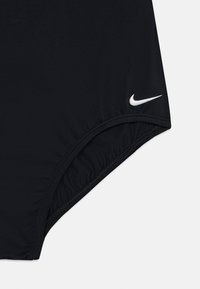Svart badebukse laget av elastisk stoff, med en samlet design og en hvit Nike swoosh-logo på venstre side.