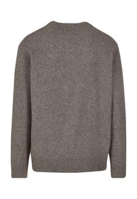 Maglione grigio lavorato a maglia con maniche lunghe, scollo rotondo e orlo a coste. Il materiale sembra morbido con una finitura testurizzata su tutta la superficie.