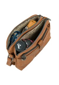 Bolso de cuero marrón con dos compartimentos con cremallera. El interior presenta un patrón floral. Contiene una botella de agua negra y artículos coloridos en su interior.