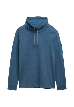 Sininen, pitkähiha pulloveri, jossa on korkea kaulus, nyöriyksitys ja erottuva patch vasemmassa hihassa. Pehmeä, strukturoidu kangas.