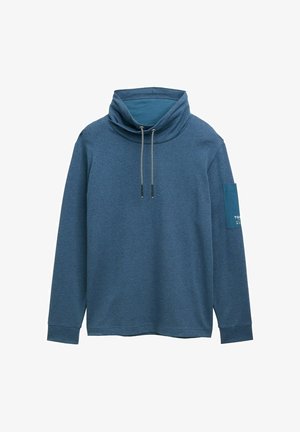 Niebieski, długi sweter z długim rękawem, z wysokim kołnierzem, szczegółami ze sznurkiem i kontrastową łatą na lewym rękawie. Miękka, teksturowana tkanina.