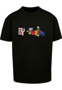 Černé tričko s barevným grafickým potiskem, na kterém je nápis "2Y Studios" z různých textur a fontů. Krátké rukávy a volný střih.