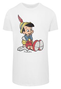 Hvit t-skjorte med et kartun av Pinocchio. Designet inkluderer sterke farger, en blå sløyfe, samt markante røde shorts og sko.