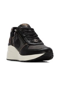 Chaussure de sport noire et marron présentant une combinaison de matériaux en mesh et en cuir, une semelle en coin et un détail zippé.