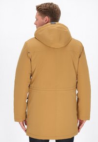 Jacket v barvi medu, vodoodporna, s kapuco, prilagodljivim pasom in dolgimi rokavi. Gladka tekstura z minimalnim dizajnom in brez vidnih logotipov.
