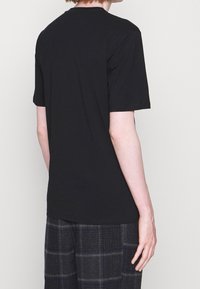 MOSCHINO T-shirt med print - black