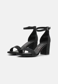 Zwarte hoge hak sandalen met een gestructureerde enkelband, open teen en blokhak. Gladde bovenkant met een glanzende afwerking.