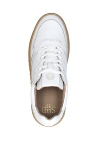 Weißer Ledersneaker mit beigefarbener Gummisohle, weißen Schnürsenkeln und Markenlogo auf der braunen Innensohle des Schuhs.