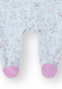 Mono para bebé de felpa azul claro con patrones de gatos rosa, detalles en los pies morados y cierres de presión, con una textura suave para mayor comodidad.