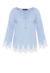 Ljusblå långärmad blus med rund halsringning, dragsko-detalj och vit spetsfinish vid nederkant och ärmar.