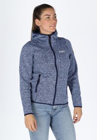 Giacca in fleece blu con texture, chiusura con zip, cappuccio e due tasche laterali. Caratterizzata da dettagli blu navy e una silhouette aderente.