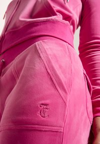 Roze joggerbroeken met een zachte textuur en een geborduurd logo detail. Beschikt over schuin geplaatste zakken en een aansluitende tailleband.