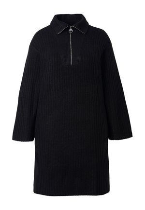 Sort ribbet kjole med krave og en halv lynlås foran. Har lange, vide ærmer og en afslappet pasform, fremstillet af et tekstureret strikstof.