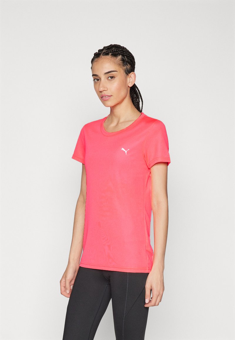 Puma kvinners treningst-skjorte, lys rosa, korte ermer, rund hals, lett stoff, med hvit logo på venstre bryst.