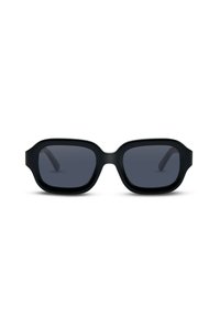 Occhiali da sole neri a forma rettangolare con lenti scure, montatura spessa opaca e un ampio ponte. Presentano bordi arrotondati e un branding sottile sulle aste.