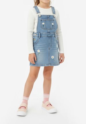 Džinsinis bendras suknelė šviesiai mėlynos spalvos, puošta ramunėlių siuvinėjimu, turi reguliuojamas petnešas, dvi priekinės kišenės ir sagų užsegimą. Derinama su rožiniais batais.