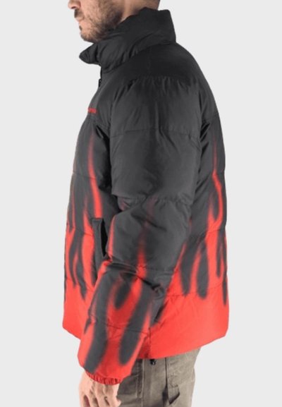Giacca imbottita con parte superiore nera e parte inferiore rossa caratterizzata da motivi a fiamma. Ha un colletto alto e polsini a costine. Il materiale sembra liscio e imbottito.