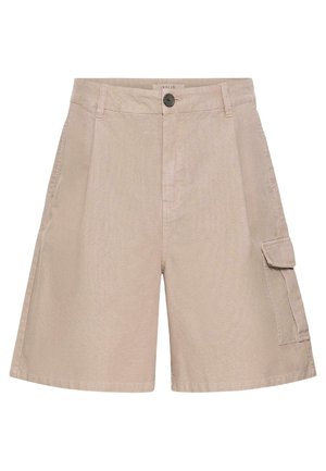 Shorts décontractés beige longueur genou, avec fermeture à boutons à l'avant, passants pour ceinture, poches latérales, et une poche à rabat sur la jambe droite.