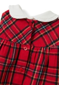 Vestido de cuadros rojos con cuello blanco, que presenta un cierre de botones y falda plisada. La tela tiene una textura suave con colores contrastantes en el patrón.