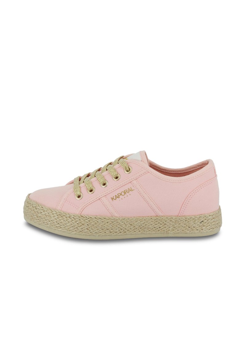 Sneakers in tela rosa con occhielli e lacci dorati, caratterizzati da una suola intrecciata in juta. Nome del marchio "KAPORAL" stampato sul lato.