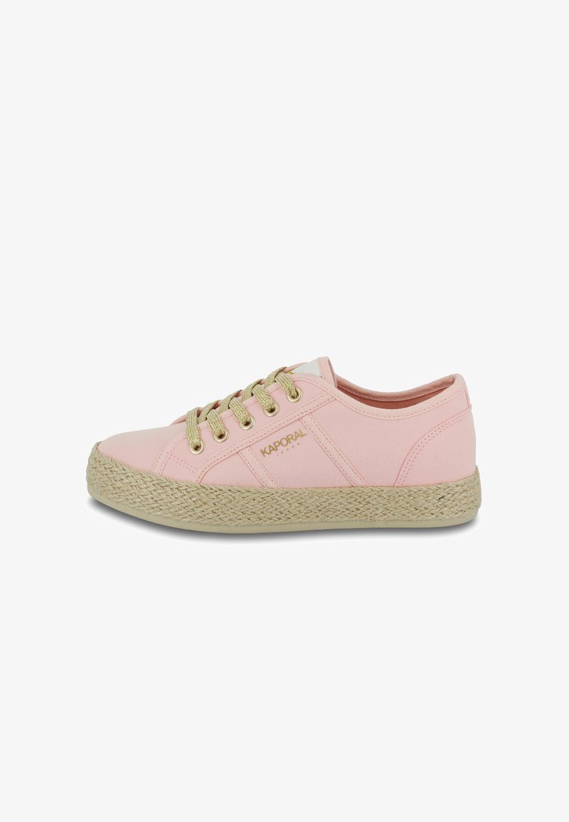 Sneakers in tela rosa con occhielli e lacci dorati, caratterizzati da una suola intrecciata in juta. Nome del marchio "KAPORAL" stampato sul lato.