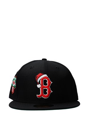 Berretto da baseball nero con una lettera B rossa che indossa un cappello di Babbo Natale rosso e bianco ricamato sul davanti e una toppa colorata sul lato.