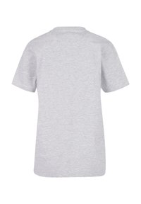 Šedé tričko s krátkým rukávem a kulatým výstřihem. Vyrobeno z měkké, texturované látky. Jednoduchý design, žádné viditelné vzory nebo akcenty.