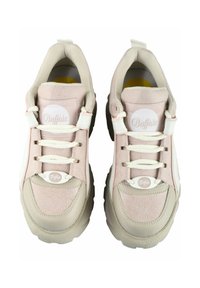 Rosa og beige joggesko med en teksturert semsket overdel, hvite lisser, tykk såle, og sirkulært logodesign på tungen.